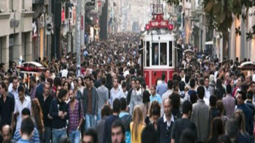 İstanbul istiklal Caddesi’nde insan seli oluştu.