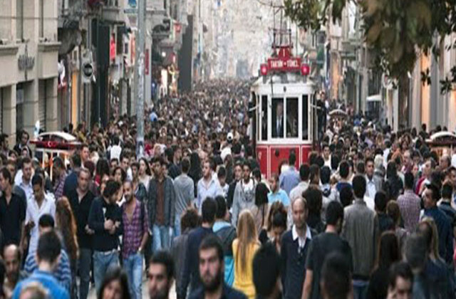 İstanbul istiklal Caddesi’nde insan seli oluştu.