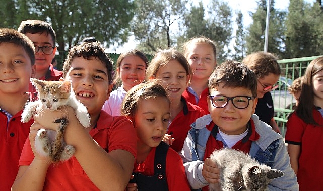 Burhaniye’de Öğrencilerden Hayvan Barınağına Ziyaret