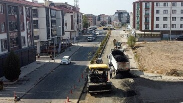 Gruplar Yol ve Kaldırım Çalışmalarını Sürdürüyor