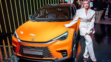 Hadise Londra’da Lexus’un Sanatsal Otoparkında LBX Cool ile Tanıştı