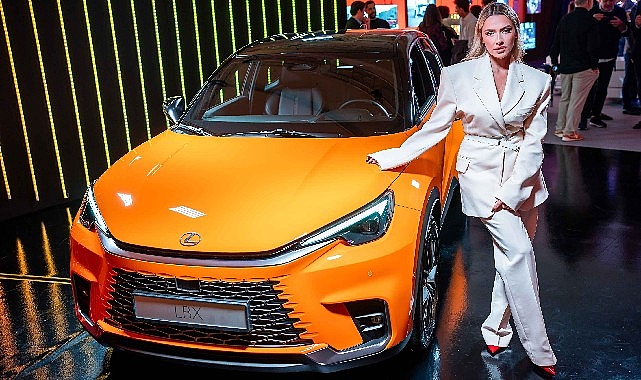 Hadise Londra’da Lexus’un Sanatsal Otoparkında LBX Cool ile Tanıştı