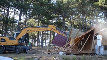 Uludağ Bir Kaçak Yapıdan Daha Temizlendi