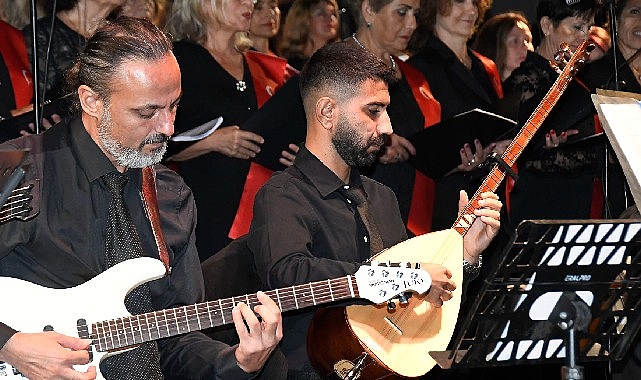 100 kişilik Türk Halk Müziği Cumhuriyet Korosu Kemer’de konser verdi