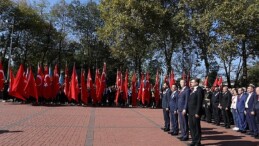 29 Ekim Cumhuriyet Bayramı’nın 100. yıldönümü kutlamaları, bugün Atatürk anıtı önünde düzenlenen çelenk sunma merasimiyle başladı.