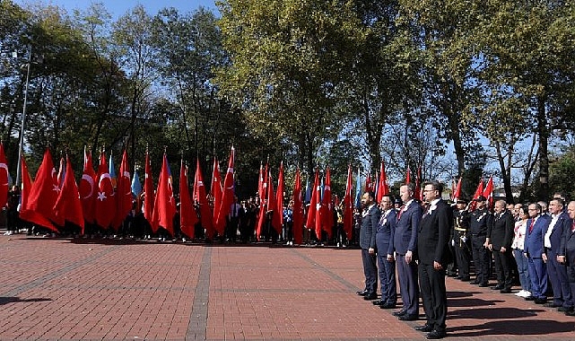 29 Ekim Cumhuriyet Bayramı’nın 100. yıldönümü kutlamaları, bugün Atatürk anıtı önünde düzenlenen çelenk sunma merasimiyle başladı.