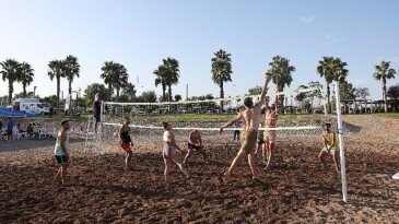 Antalya;da Cumhuriyet’in 100. Yılı coşkusu Plaj Voleybolu Turnuvası ile başladı