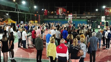 Balçova Cumhuriyet Tenis Turnuvası Öğrencilere Burs Oldu