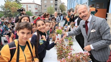 Bayrampaşa’da okullar begonya ile renklendi