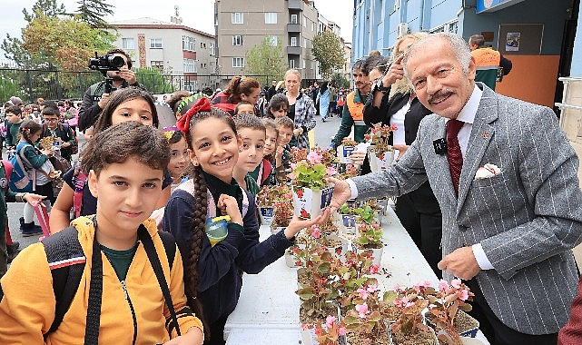 Bayrampaşa’da okullar begonya ile renklendi