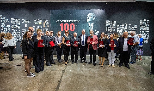 Cumhuriyet sevdalısı İzmir’de “Cumhuriyet’in 100’ü İzmir” standı açıldı