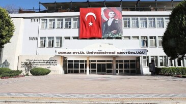 DEÜ ÖĞRENCİLERİ CUMHURİYET İÇİN YÜRÜYECEK