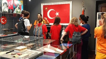 DEÜ Yabancı Asıllı Öğrencilerine Türk Kültürünü Tanıtıyor