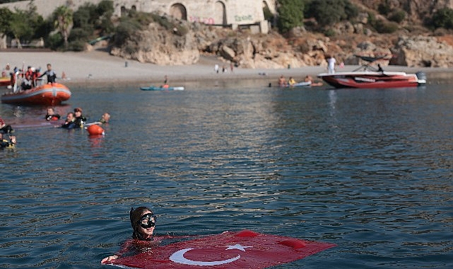 Dünya rekortmeni Şahika Ercümen Antalya’da 100. Yıl için dalış yaptı