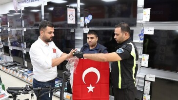 Edremit Bayraklarla donatıldı