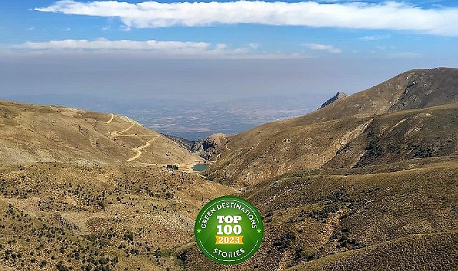 Efeler Yolu, En Yeterli 100 Öykü listesinde