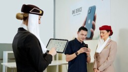 Emirates, Uçak İçi Hizmetleri Geliştirmek için Kabin Takımına 20.000 Apple Eseri Sağlıyor