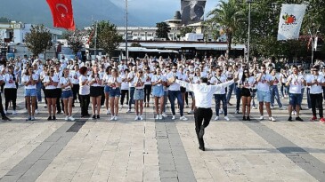 Evvel Başkan’dan Zeybek, sonra 300 dansçıdan erik kısmı