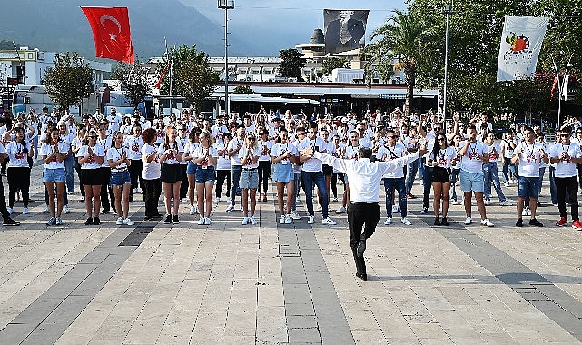 Evvel Başkan’dan Zeybek, sonra 300 dansçıdan erik kısmı