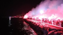 Gemlik’te binlerce meşale Cumhuriyet için yakıldı.