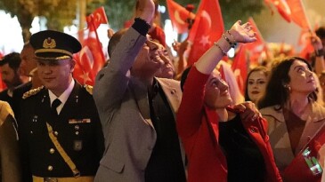 Gemlik’te Cumhuriyet Coşkusu Cadde ve Meydanlara Sığmadı