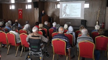 Huzurevi sakinlerine Bilinmeyen Taraflarıyla Atatürk konferansı