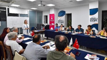 İzmir Büyükşehir Belediyesi’nden Kemeraltı esnafına İngilizce eğitimi