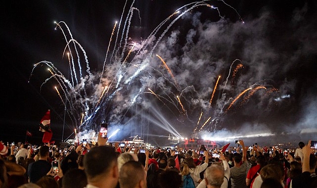 İzmir Cumhuriyet kutlamalarıyla ismini tarihe yazdı