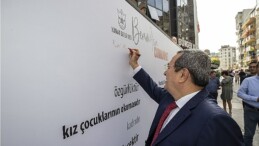 İzmirliler 100’üncü yılda hislerini Cumhuriyet Duvarına yazdı
