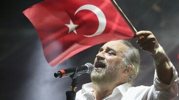 Karşıyaka’da Volkan Konak ile Cumhuriyet şöleni