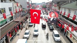 Kartepe’de sokaklar ulu bayrağımızla donatıldı