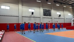 Kaş Ova Spor Salonu’nda spor kursları düzenleniyor