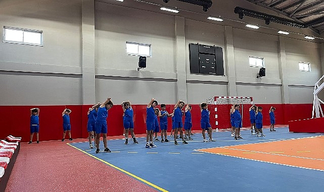 Kaş Ova Spor Salonu’nda spor kursları düzenleniyor