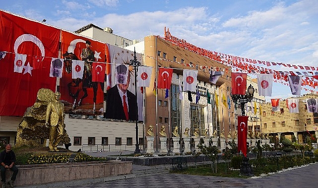 Keçiören’in cadde ve sokakları cumhuriyet’in 100.yılı kutlamaları için bayraklarla donatıldı