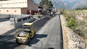 Kemer’de alt yapı sonrası asfalt çalışması başladı