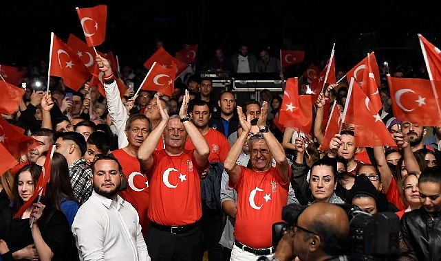 Kemer’de Bayrak Yürüyüşü ve Fener Alayı