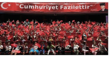 Kent tiyatroları cumhuriyetin 100.yılını “benim hoş pabuçlarım” oyununu çocuklarla buluşturdu