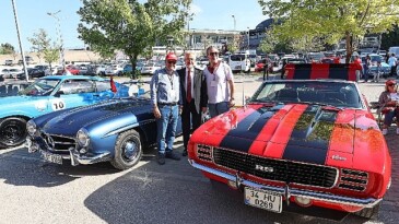 Klasik arabalar kız çocukları için yola çıktı