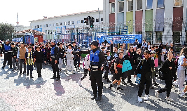 Küçükçekmece Zabıtasından Okul Önlerinde Kontrol