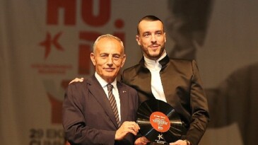 Küçükçekmece’de 100. yıl konserinde Cem Adrian sahne aldı