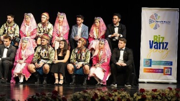 Lider Arda ve gençler sahnede geleceği konuştu