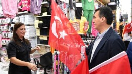 Lider Dündar’dan çarşı esnafına Türk Bayrağı