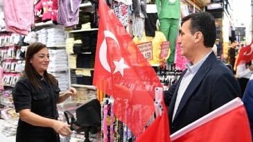 Lider Dündar’dan çarşı esnafına Türk Bayrağı