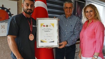 Muvaffakiyetini Lider Topaloğlu ile Paylaştı