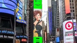 New York’ta bir ‘Cumhuriyet Divası’: Spotify’ın EQUAL Türkiye Ekim ayı elçisi Müzeyyen Senar New York Times Square’de