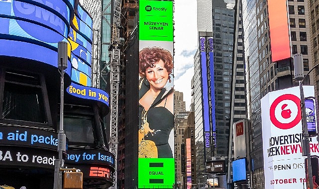 New York’ta bir ‘Cumhuriyet Divası’: Spotify’ın EQUAL Türkiye Ekim ayı elçisi Müzeyyen Senar New York Times Square’de