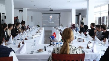 Rektör Hotar filistinli öğrencilerle buluştu