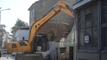 Tehlike Saçan Metruk Binalar Yıkılıyor
