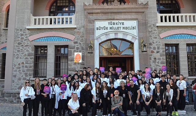 Toçev, cumhuriyet’in 100.yılında 100 çocuk ile birlikte Atatürk’ün huzuruna çıktı