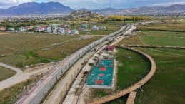 Van sahi yolu’nda peyzaj ve ağaçlandırma çalışması sürüyor